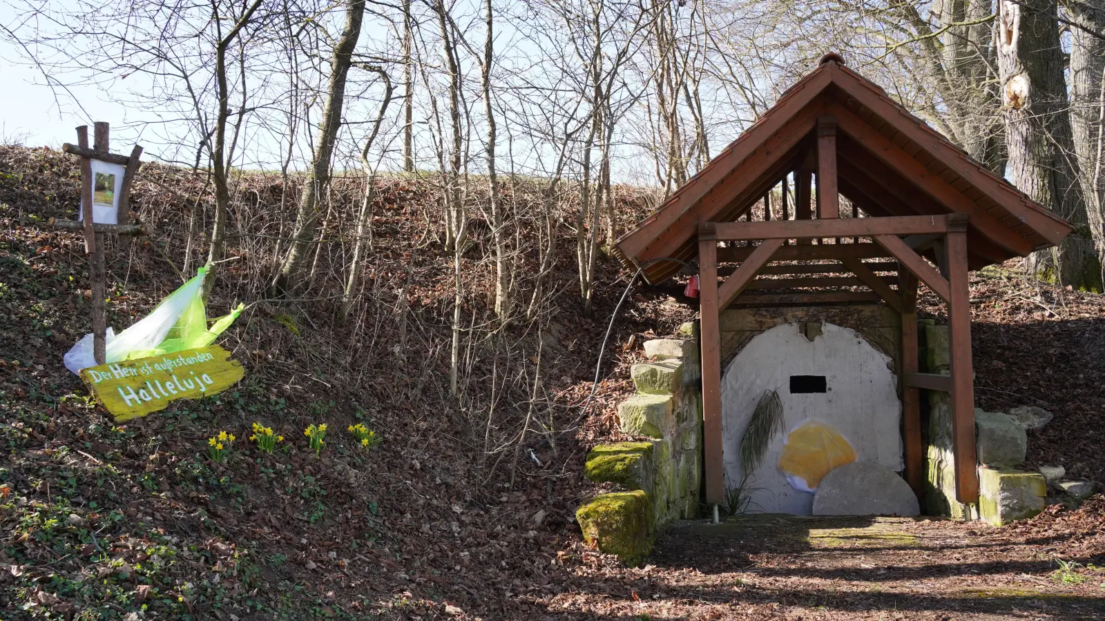 Der Wettringer Osterweg umfasst elf Stationen. Eine davon symbolisiert das leere Grab. (Foto: Armin Humpfer)