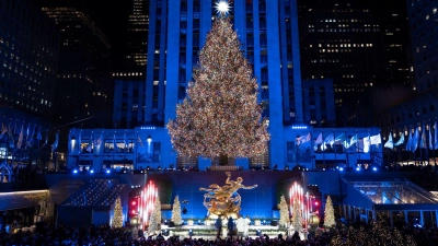 Der hell erleuchtete Weihnachtsbaum am Rockefeller Center gehört fest zum traditionellen Weihnachtsprogramm der Millionenmetropole New York.  (Foto: Yuki Iwamura/AP/dpa)