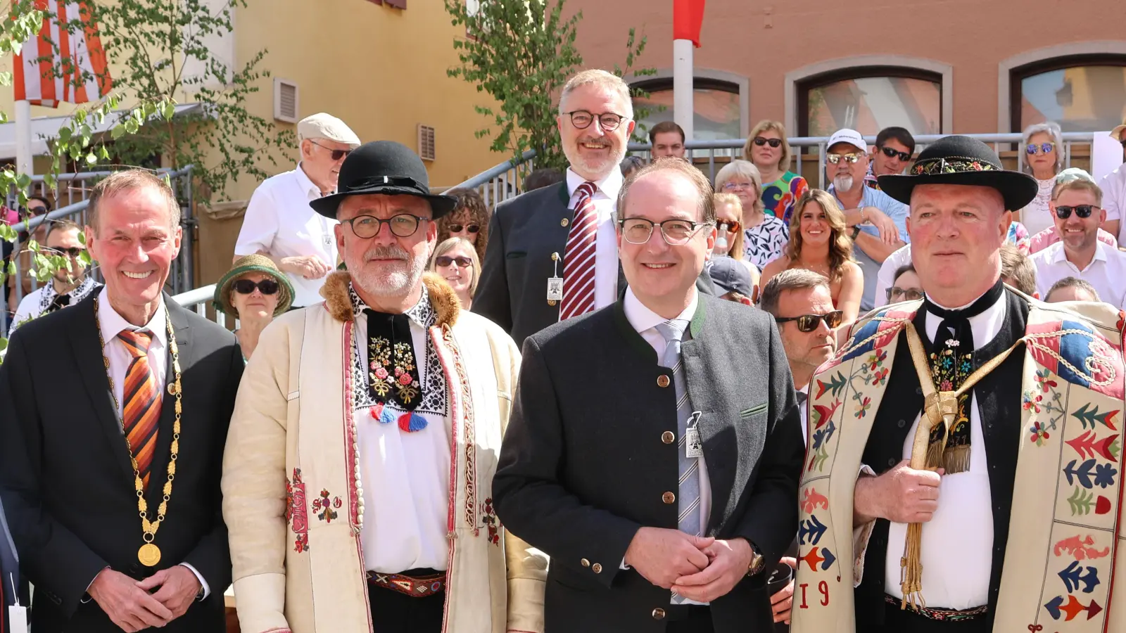 Friedliches Pfingstwochenende im Landkreis Ansbach: Rund 20.000 Menschen feierten bei den Siebenbürger Sachsen in Dinkelsbühl, 9000 beim Kirchentag auf dem Hesselberg. Die Polizei meldet keine größeren Zwischenfälle. (Foto: Martina Haas)