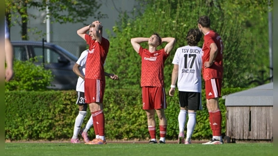 Soeben ist das 0:1 gefallen, die Spieler des TSC Neuendettelsau (in den roten Trikots von rechts der Eigentorschütze Ricardo Mountzouris, Oliver Moll und Adam Roth) können es nicht glauben. (Foto: Martin Rügner)