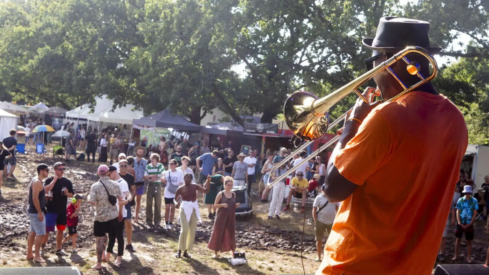 Funkomat hatte die Ehre, die 45. Auflage des Weinturm Open Air zu eröffnen. Das Schicksal des Openers: Vor der Bühne gibt es noch zu viel Tanzplatz. (Foto: Evi Lemberger)