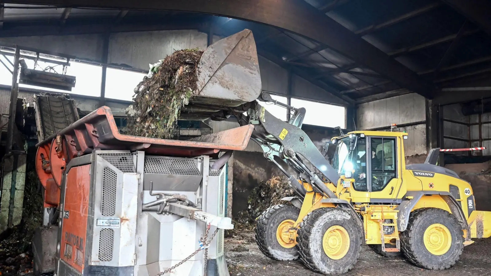 Fehlwürfe verhindern eine optimale Verwertung des Biomülls. (Foto: Uli Deck/dpa/Produktion)