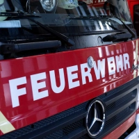 Die Feuerwehr versucht den Brand zu löschen. (Symbolbild) (Foto: Sven Hoppe/dpa)