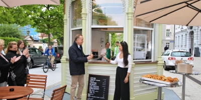 Zur Wiedereröffnung gönnte sich auch OB Thomas Deffner ein Glas Sekt mit Gastronomin Anastasia Kowschew. Doch Käsekuchen und Cappuccino gab es im Anschluss nur selten. (Foto: Zeynel Dönmez)