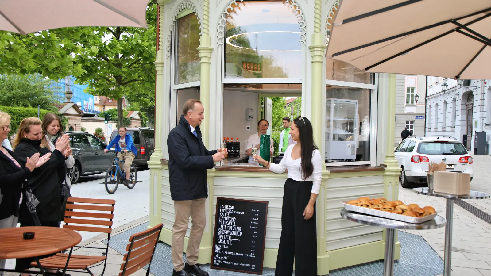 Zur Wiedereröffnung gönnte sich auch OB Thomas Deffner ein Glas Sekt mit Gastronomin Anastasia Kowschew. Doch Käsekuchen und Cappuccino gab es im Anschluss nur selten. (Foto: Zeynel Dönmez)