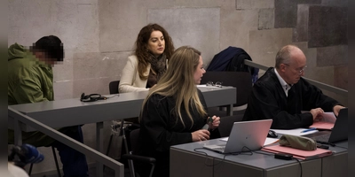 Franziska Meier und Bernd Hönicka verteidigen den Angeklagten, der die Verhandlung über eine Dolmetscherin verfolgt. Vor dem Anschlag täuschte er vor, eine Wohnung zu suchen.  (Foto: René Chlopotowski)