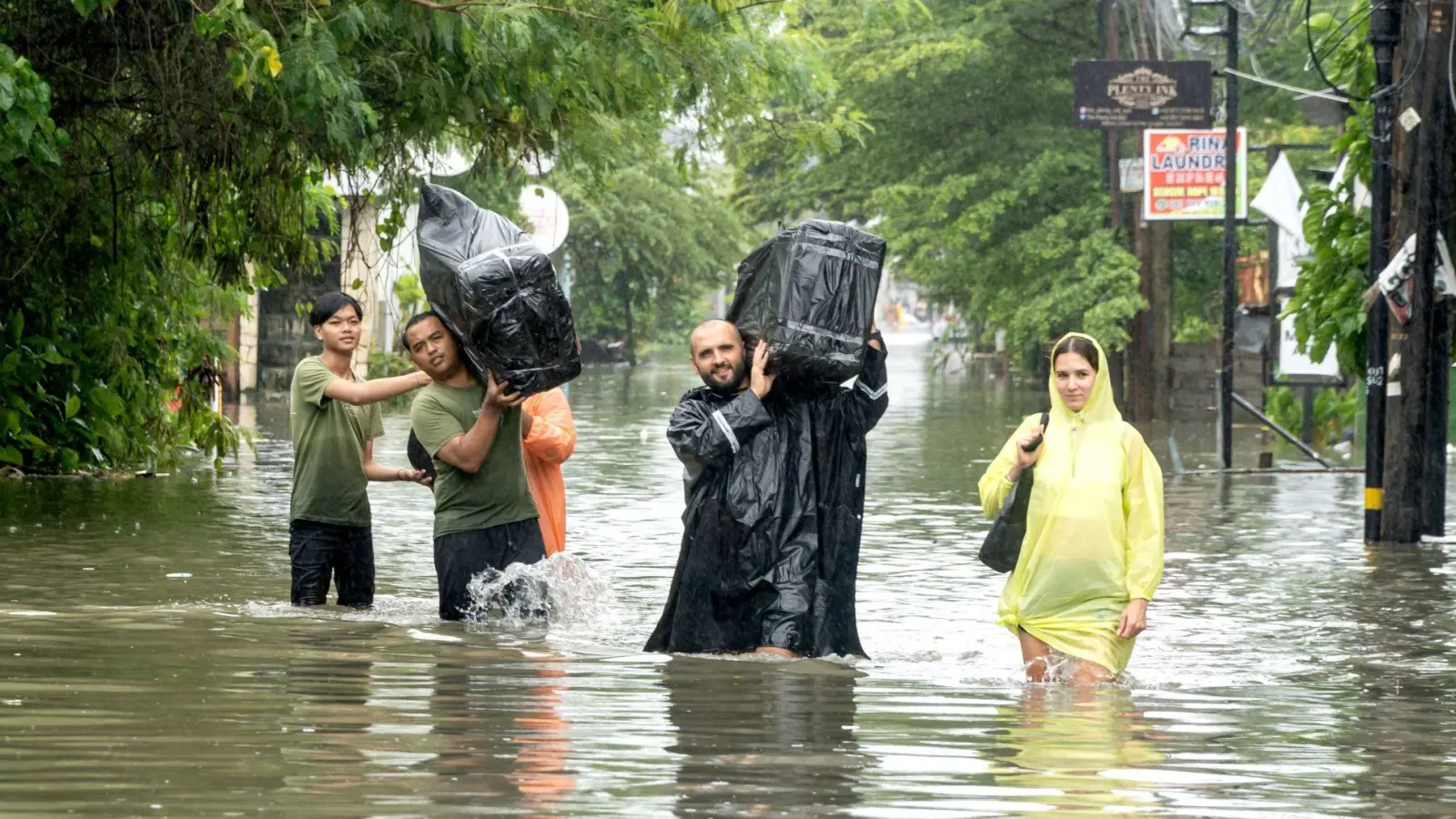 Bewohner und Urlauber mussten sich vielerorts in Sicherheit bringen.  (Foto: Dicky Bisinglasi/XinHua/dpa)
