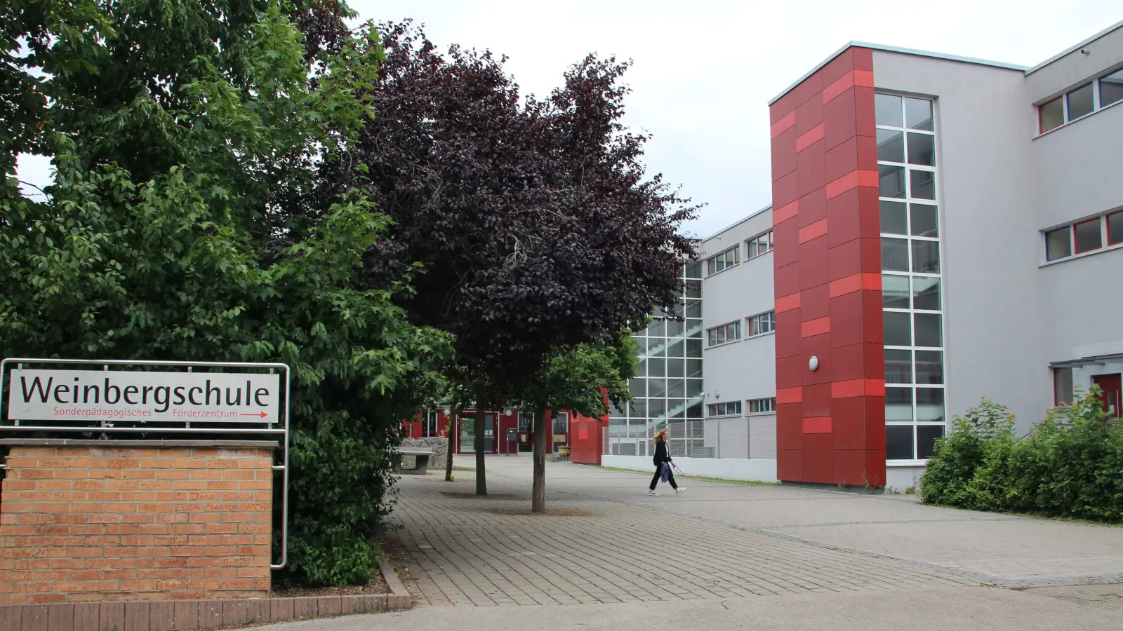 Eingangsbereich und Pausenhof der Weinbergschule. Um hier eine Ganztagsbetreuung zu realisieren, sind umfangreiche Umbauten notwendig. (Archivbild: Robert Maurer)