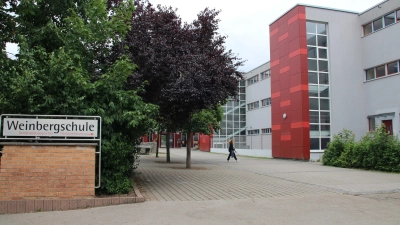 Eingangsbereich und Pausenhof der Weinbergschule. Um hier eine Ganztagsbetreuung zu realisieren, sind nach ersten Berechnungen rund 5,1 Millionen Euro notwendig. (Foto: Robert Maurer)