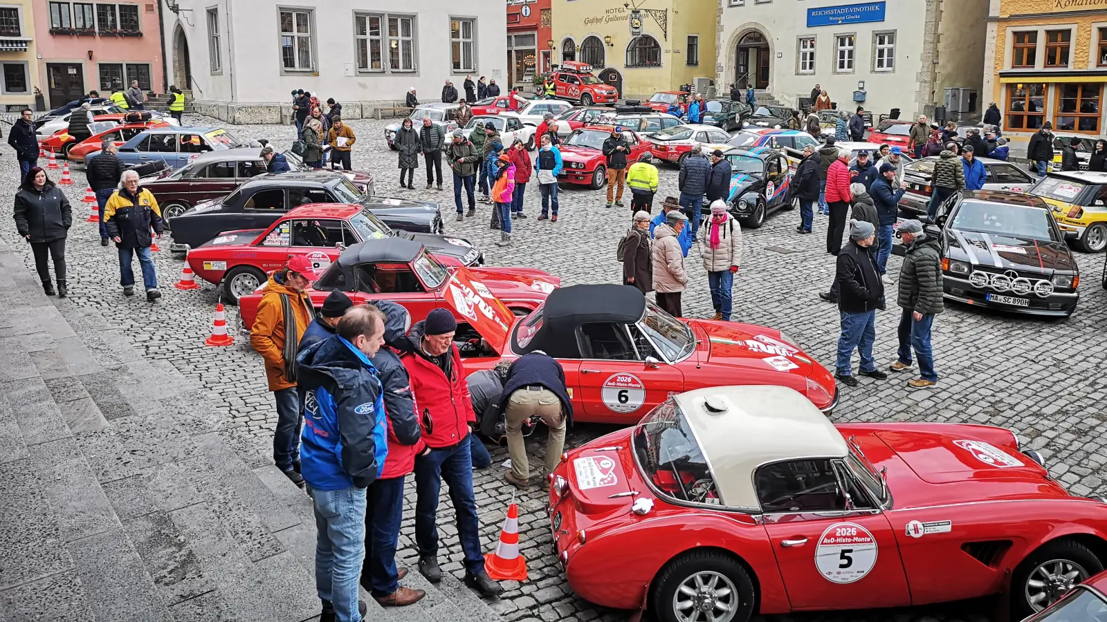 Vor dem Prolog wurden die gemeldeten Fahrzeuge auf dem Marktplatz präsentiert.  (Foto: Jürgen Binder)