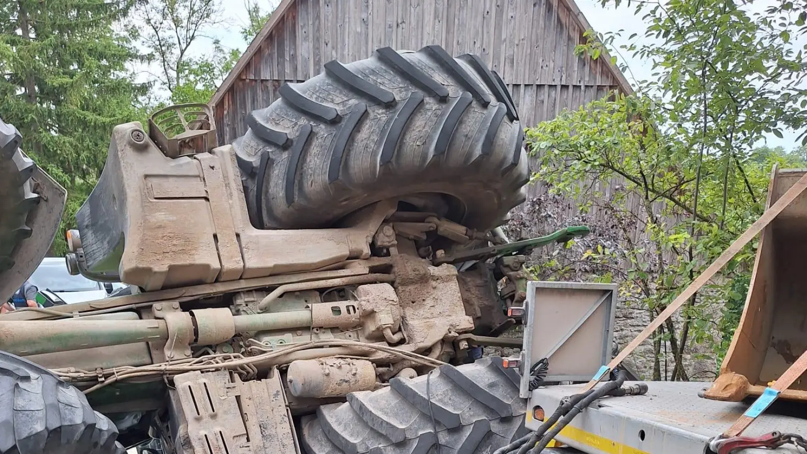 Der Traktor stürzte in einer Linkskurve um und blieb quer auf der Straße liegen. (Foto: Feuerwehr Rothenburg)