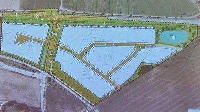 Das neue Gewerbegebiet soll sich östlich und westlich von der Kreisstraße ausbreiten. (Foto: Skizze: Büro Christofori / Repro: Andrea Walke)