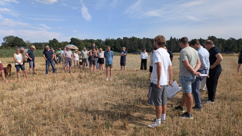 Oberbürgermeister Dr. Christoph Hammer (Mitte) erläuterte dem Bauausschuss die Bauvoranfrage für eine Reithalle auf der vorgesehenen Fläche nahe Unterwinstetten. Auch etliche Bürgerinnen und Bürger waren zu dem Ortstermin des Gremiums gekommen. (Foto: Friedrich Zinnecker)