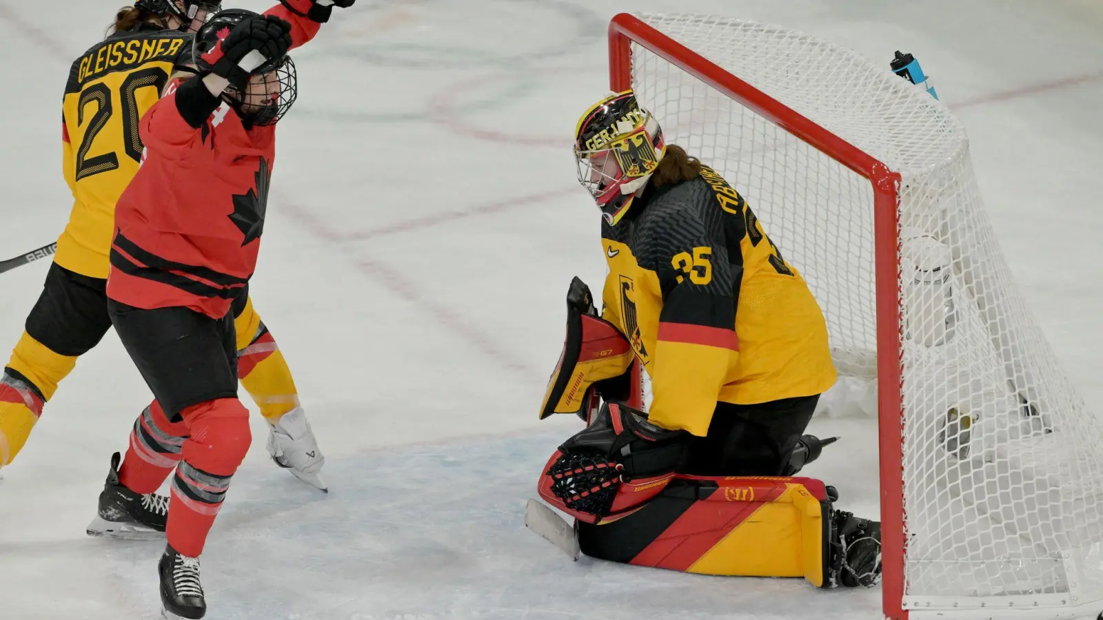 Torhüterin Sandra Abstreiter patzte zweimal (Foto: Peter Kneffel/dpa)
