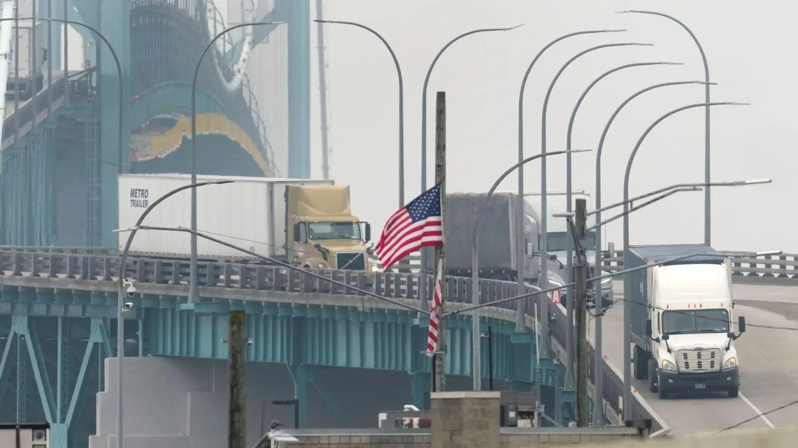 Erstmal läuft der Verkehr über die US-kanadische Grenze weiter wie bisher. (Archivbild) (Foto: Paul Sancya/AP/dpa)