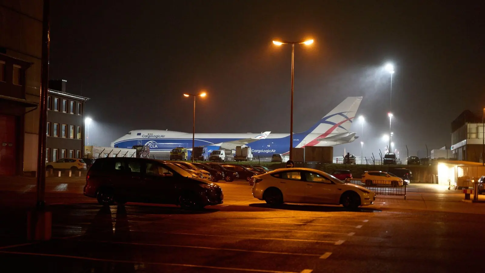 Die Frachtmaschine vom TY Boeing 747 auf dem Vorfeld des Flughafens Hahn. (Foto: Thomas Frey/dpa)