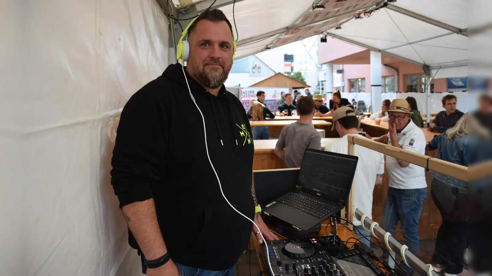 Steht seit 31 Jahren am DJ-Pult: Sascha Dreyer alias DJ D3eer. (Foto: Florian Schwab)