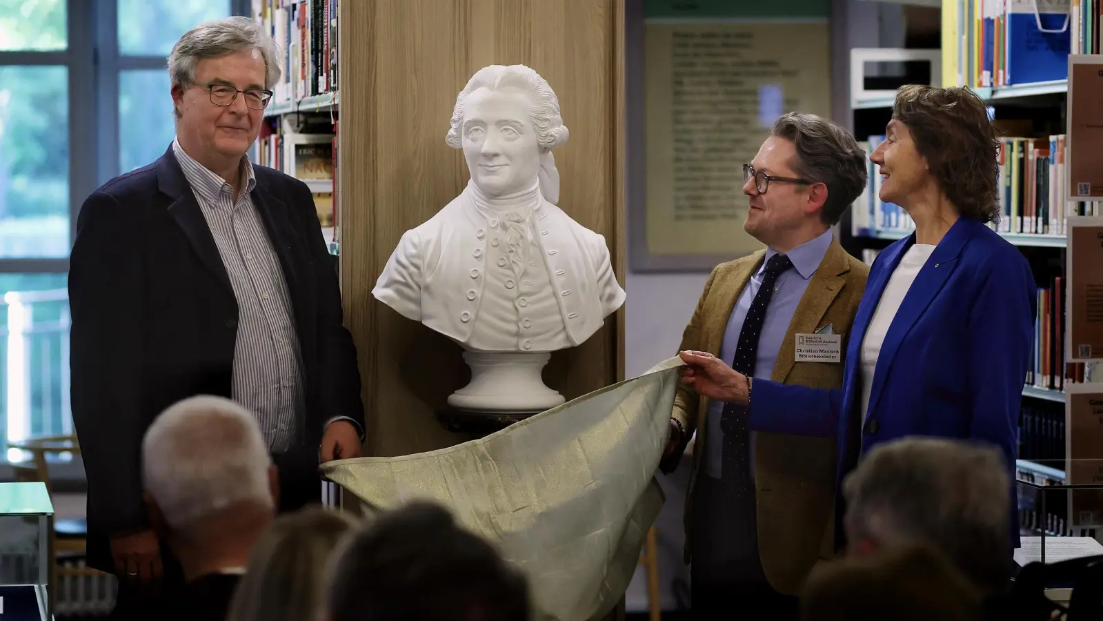 Enthüllten die neue Uz-Büste der Staatlichen Bibliothek Ansbach (von links): Professor Dr. Ernst Rohmer, Bibliotheksleiter Christian Mantsch und Bürgermeisterin Elke Homm-Vogel (Foto: Thomas Wirth)