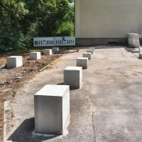 Die Fundamente für die Container an der Grundschule Hennenbach sind gesetzt. (Foto: Robert Maurer)