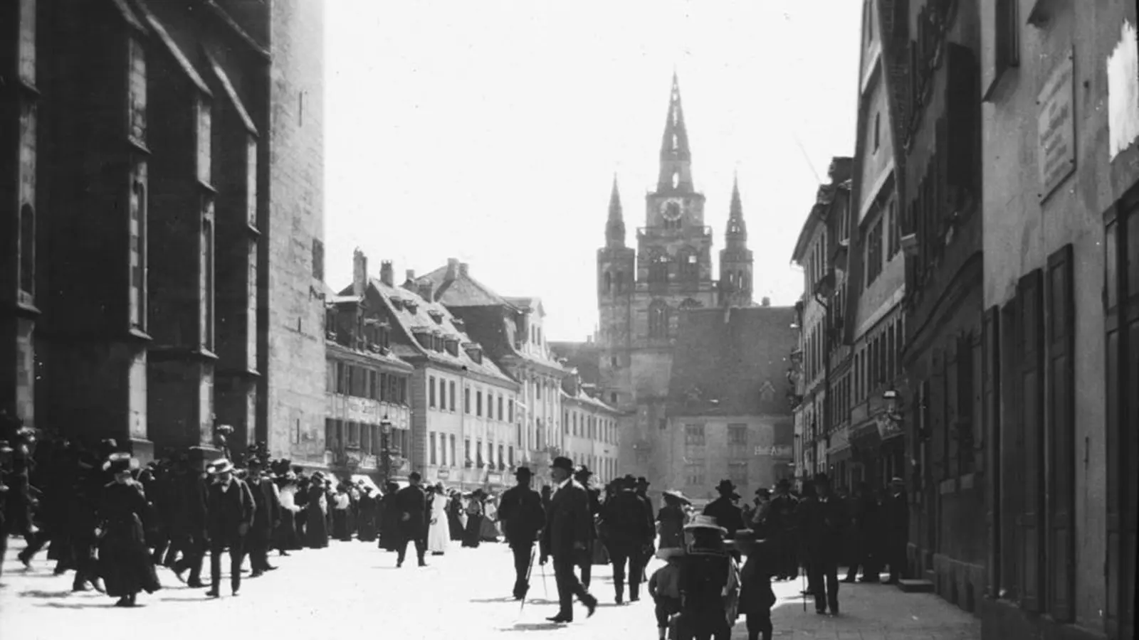 Eine historische Aufnahmen des Martin-Luther-Platzes, der in den frühen 1920er Jahren noch Oberer Markt hieß. Ein belebter Platz mit vielen Geschäften. (Repro: Alexander Biernoth)