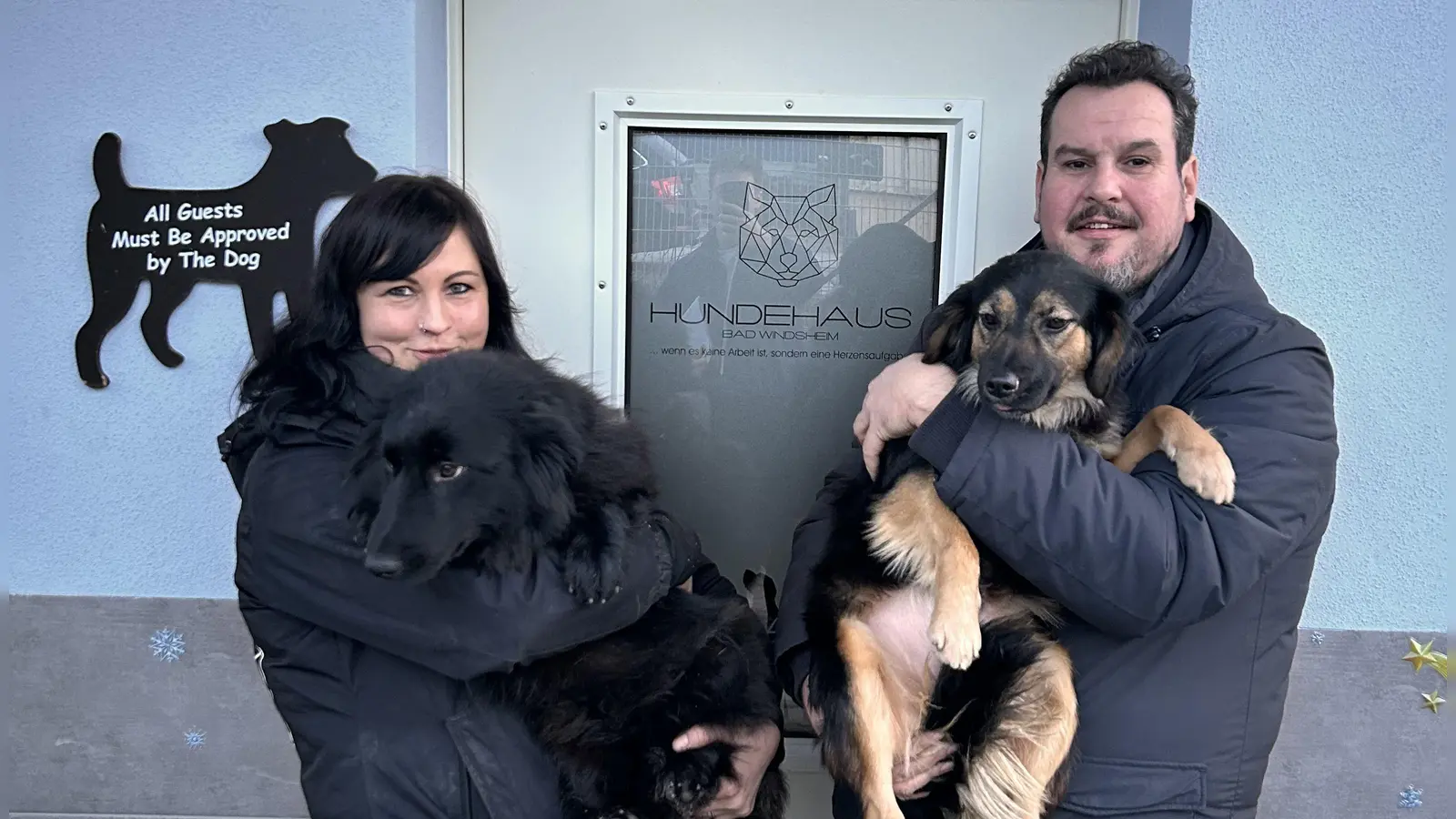 Diane Pöltl und Patrick Hanlon vom Hundehaus in Bad Windsheim mit Buffy (links) und Trudy. Die beiden einjährigen Hunde suchen übrigens noch ein neues Zuhause. (Foto: Max Fichtner)