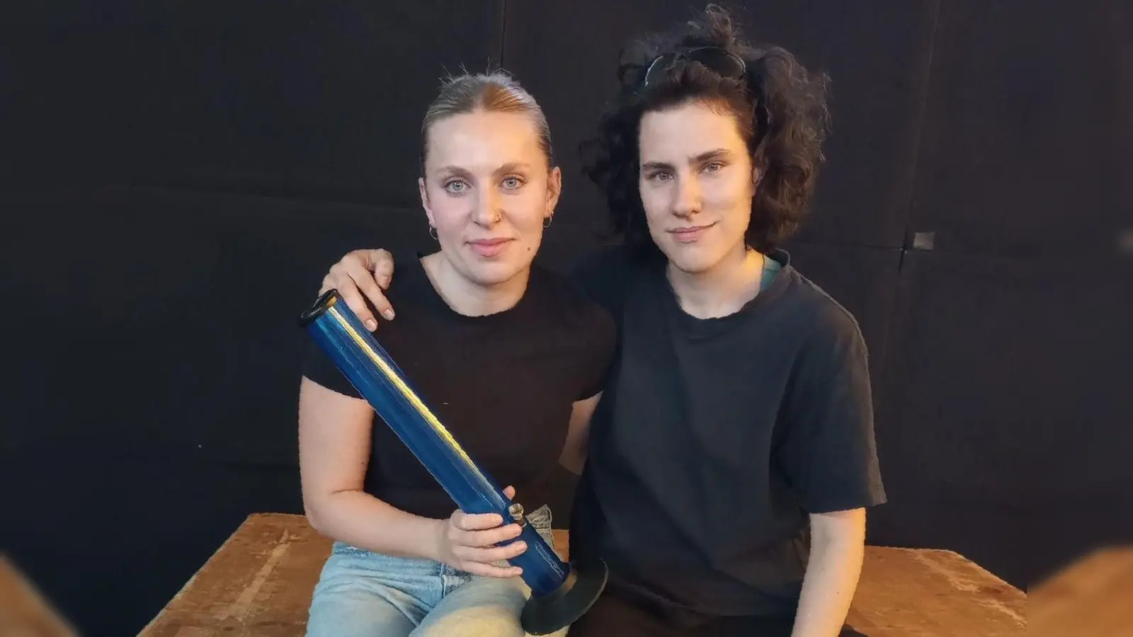 Präsentierten das Schultheater-Stück: Lisa Sattler (rechts) und Anna Fix vom Weimarer Kulturexpress. (Foto: Julia Himmelhuber)