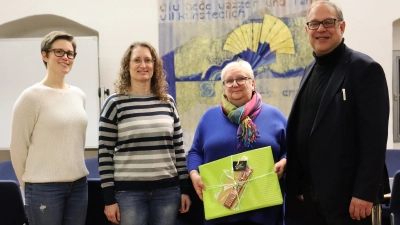 Anni Rathgeber-Ferber (Zweite von rechts) bekam als Dank für ihren Einsatz ein Präsent von Bürgermeister Michael Dörr überreicht. Sabine Müller (links) und Renate Membarth übernehmen die Leitung im Team.  (Foto: Antonia Müller)