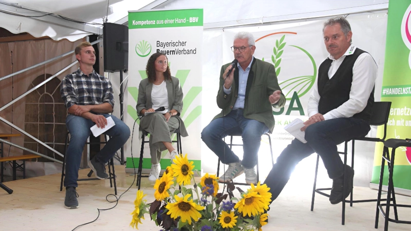 Stellte sich den Fragen nicht nur von Simon Herrmann und Sophia Mayer vom Landesvorstand des Agrarsozialen Arbeitskreis der evangelischen Landjugend (ASA): der Bundestagsabgeordnete Artur Auernhammer. Moderiert wurde die Podiumsrunde von Erwin Auernhammer (BBV-Kreisobmann Weißenburg-Gunzenhausen, von links). (Foto: Jürgen Leykamm)