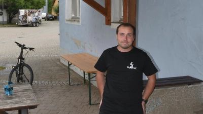 Jugendclub-Leiter Max Frohna vor dem Domizil, dem Jugendstübla. Dieses wurde in den vergangenen 33 Jahren laufend renoviert, meistens in Eigenregie.  (Foto: Anita Dlugoß)