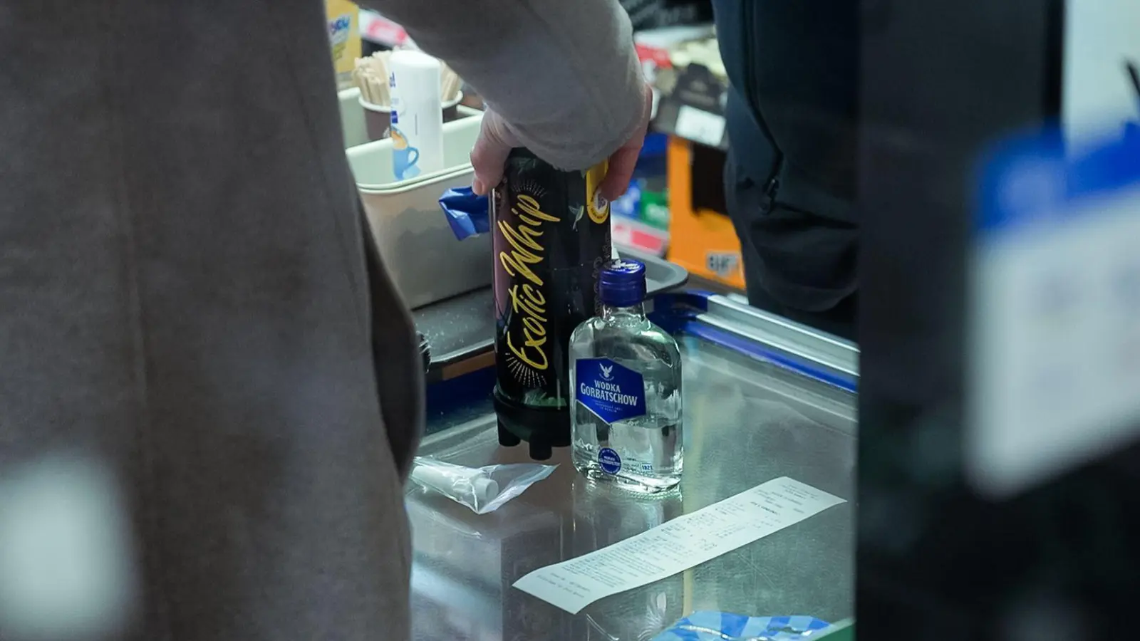 Die Polizei hat in mehreren Kiosk-Filialen verbotene Mengen an Lachgas gefunden. (Symbolbild) (Foto: Jonas Walzberg/dpa)