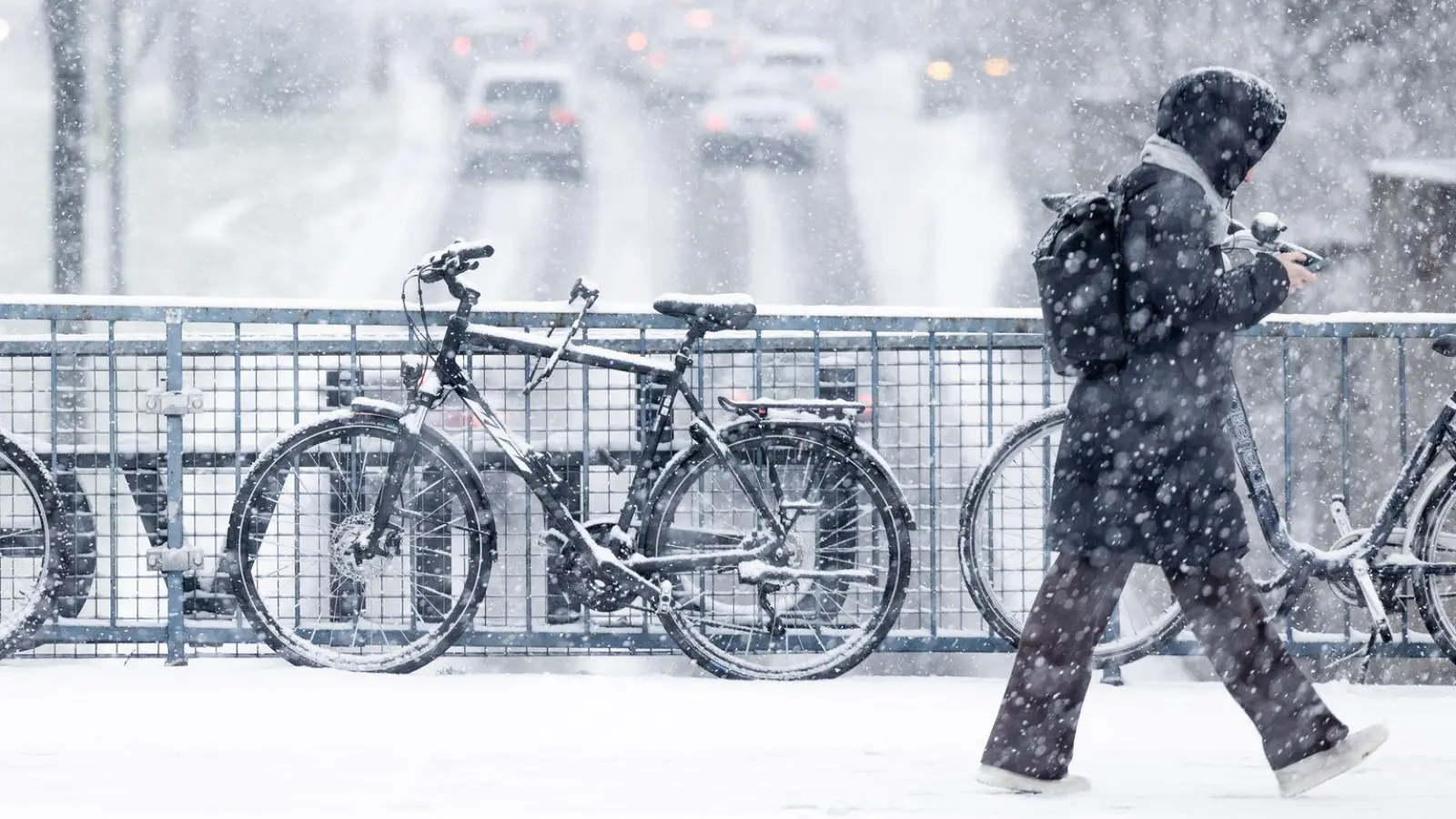 Wer wegen winterlicher Straßenverhältnisse nicht zur Arbeit erscheint, erhält für die ausgefallene Zeit keinen Lohn: Das Wegerisiko liegt bei den Beschäftigten. (Foto: Rolf Vennenbernd/dpa/dpa-tmn)