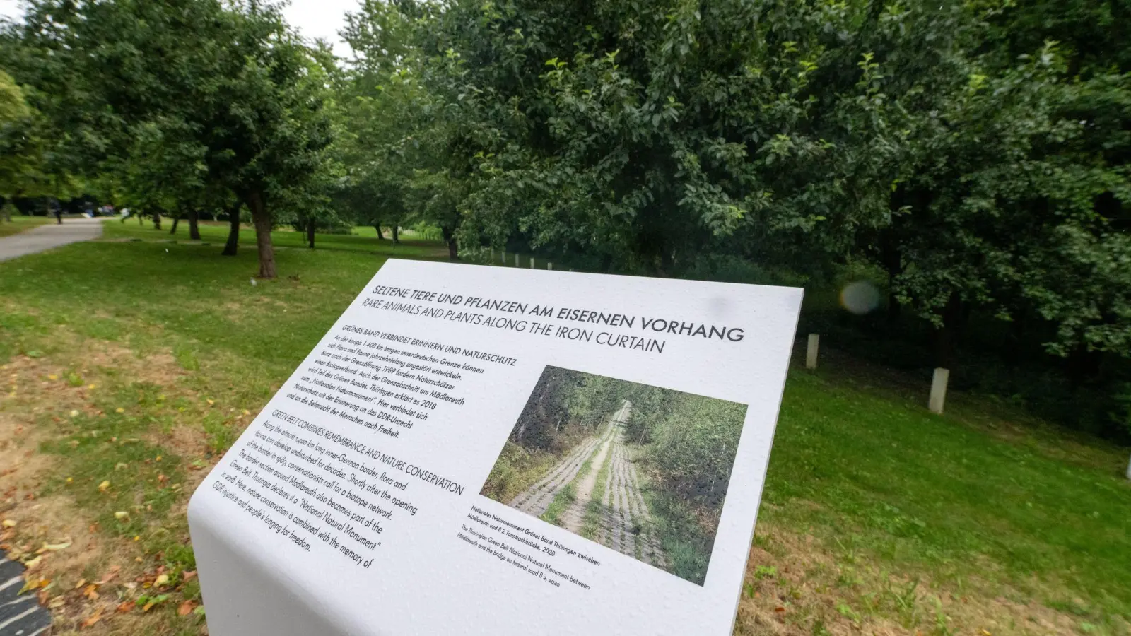 Infotafeln machen auf seltene Tier- und Pflanzenarten aufmerksam. (Foto: Pia Bayer/dpa)