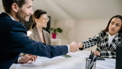 Bei unerwarteten Fragen im Bewerbungsgespräch hilft es ruhig zu bleiben und offen zuzugeben, wenn man nicht sofort eine Antwort parat hat. (Foto: Pexels)