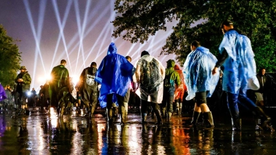 Schlechtwetterprognose fürs Festival? Bleiben Ticketinhaber aus eigenem Willen und Vorsicht fern, haben sie kein Anrecht auf Rückerstattung der Kosten. (Foto: Frank Molter/dpa/dpa-tmn)