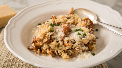 Risotto lässt sich vielseitig kombinieren. Passend zum Herbst bieten sich Kürbis oder Pilze an. (Foto: Christin Klose/dpa-tmn)