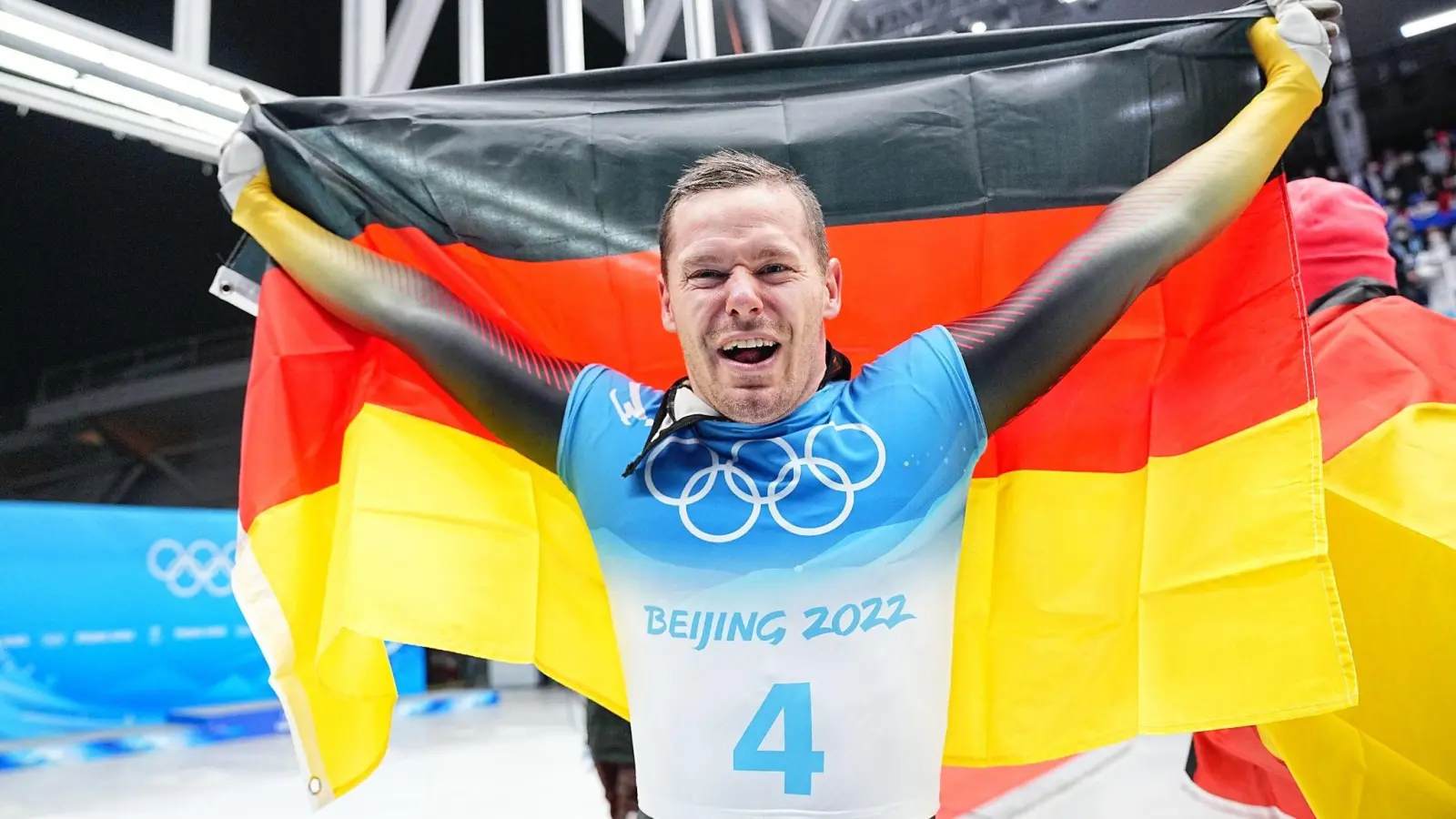 Skeletonpilot Christopher Grotheer jubelt über den Olympiasieg. (Foto: Michael Kappeler/dpa)