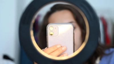 Das Licht stimmt schon mal: Viele Kinder träumen von einer Karriere als Influencer.  (Foto: Niklas Graeber/dpa/dpa-tmn)