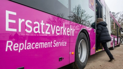 90 Busse werden als Ersatzverkehr auf den Strecken eingesetzt. (Archivbild) (Foto: Armin Weigel/dpa)