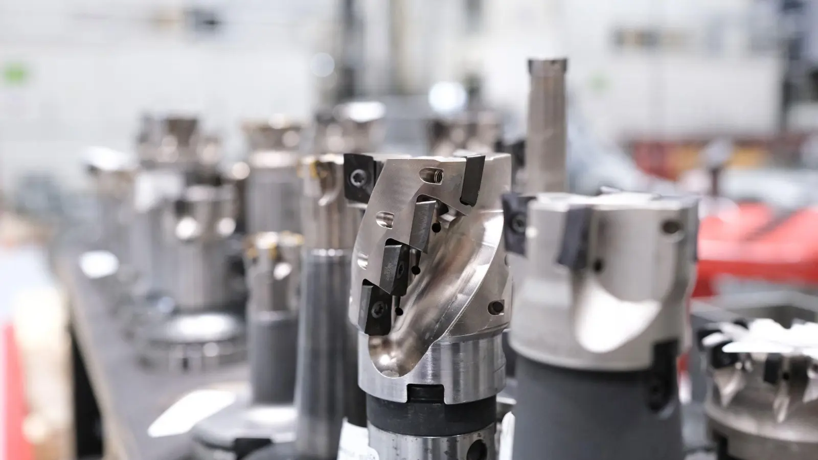 Für Deutschlands Maschinenbauer läuft vor allem das Geschäft mit den USA schlecht - Handelshürden und Zölle belasten. (Symbolbild) (Foto: Bernd Weißbrod/dpa)