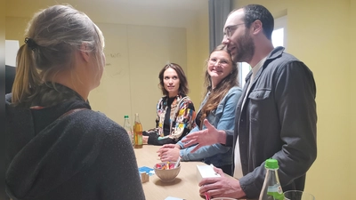 Eine gemeinsame Gründungsidee verbindet. Schnell kamen die Besucher und Besucherinnen des Tags der offenen Tür in der Unternehmer-WG miteinander ins Gespräch, von links: Tamara Zobel, Verena Haber, Daniela Patricelli und Lukas Gundel. (Foto: Ulli Ganter)