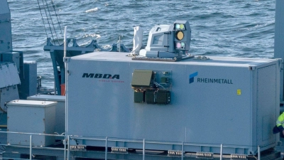 Der Laserdemonstrator von Rheinmetall und MBDA auf einem deutschen Marineschiff. Inzwischen ist er an Land gebracht worden.  (Foto: -/Rheinmetall/dpa)
