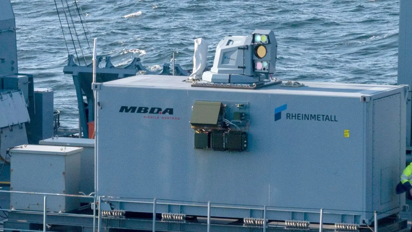 Der Laserdemonstrator von Rheinmetall und MBDA auf einem deutschen Marineschiff. Inzwischen ist er an Land gebracht worden.  (Foto: -/Rheinmetall/dpa)