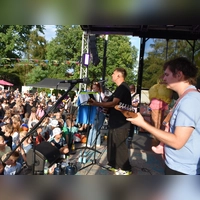 Beste Stimmung herrschte beim gut besuchten Schulhofkonzert mit Nevio Passaro und seiner Band auf dem Pausenhof der Emskirchener Grundschule. (Foto: Ute Niephaus )
