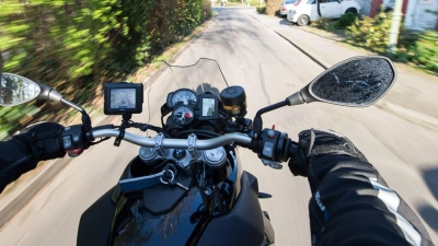 Wenn das Lenkrad flattert: Das Schwingen der Vorderradgabel beim Motorradfahren ist in der Regel ungefährlich, solange der Lenker festgehalten wird. (Foto: Bernd von Jutrczenka/dpa/dpa-tmn)