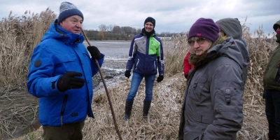 Diplombiologe Ulrich Meßlinger (links, mit Stock) und Heiko Moßhammer vom Ansbacher Wasserwirtschaftsamt (Zweiter von links) führten die Gäste um und durch den See. (Foto: Helmut Meixner)