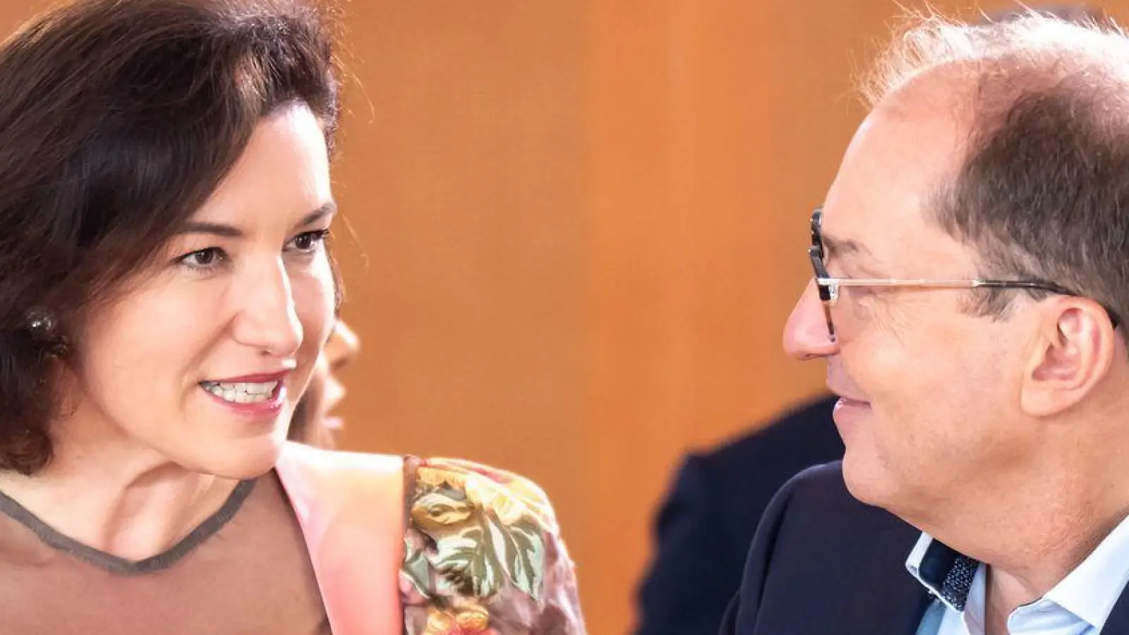 Bayern unter sich: Dorothee Bär und Innenminister Alexander Dobrindt (beide CSU) plaudern vor Beginn der Kabinettssitzung.  (Foto: Michael Kappeler/dpa)