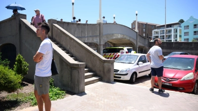 Von dieser Fußgängerbrücke aus feuerten die Täter in die Menge. (Foto: Dan Himbrechts/AAP/dpa)