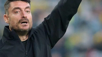 Eintracht Frankfurts Trainer Albert Riera bekommt ein mögliches weiteres Endspiel.  (Foto: Bernd Thissen/dpa)