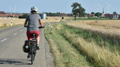 Auch beim Kurs auf Rodheim bestimmen viele Windräder das Bild des Gollachgaus. Diese gehören inzwischen genauso dazu wie die fruchtbaren Äcker. (Foto: Anita Dlugoß)