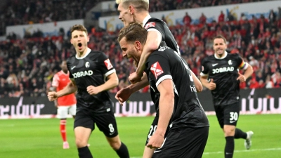 Torjubel der Freiburger: Ginter legt vor, Höler verwandelt. (Foto: Torsten Silz/dpa)